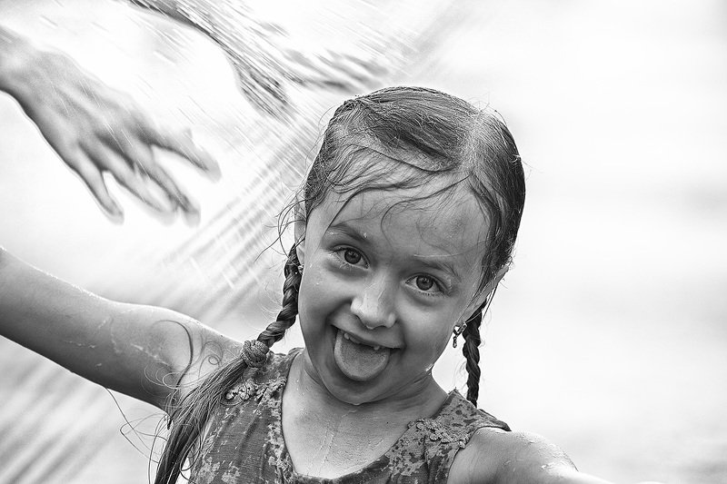 дети, чб фото, жанровый уличный детский портрет, фонтаны, эмоции Фонтанное настроениеphoto preview