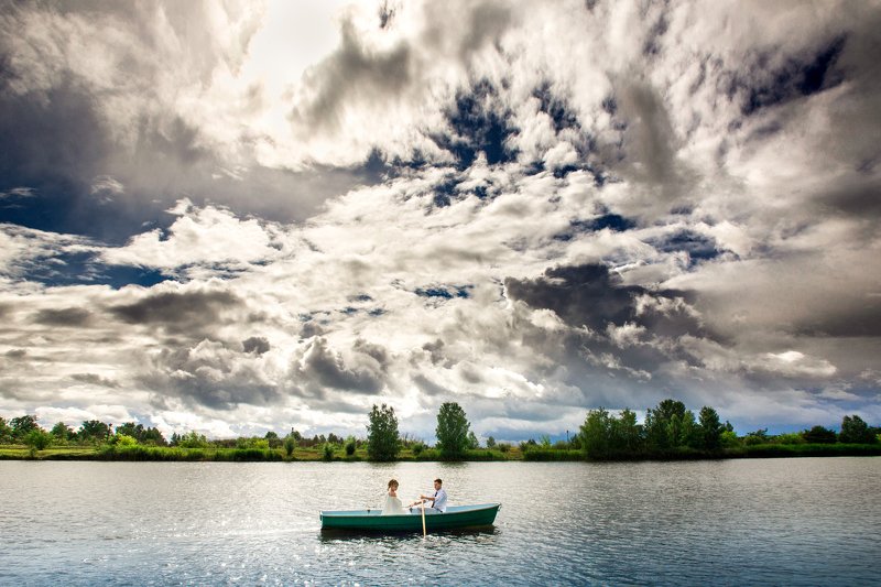 любовь, лето, вода, озеро, небо, пейзаж, Двое в лодкеphoto preview