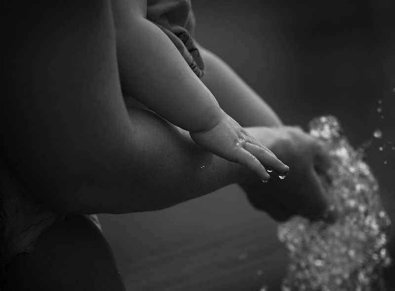 дети, чб фото, жанровый уличный детский портрет, фонтаны, эмоции Фонтанное настроение. Первое летоphoto preview