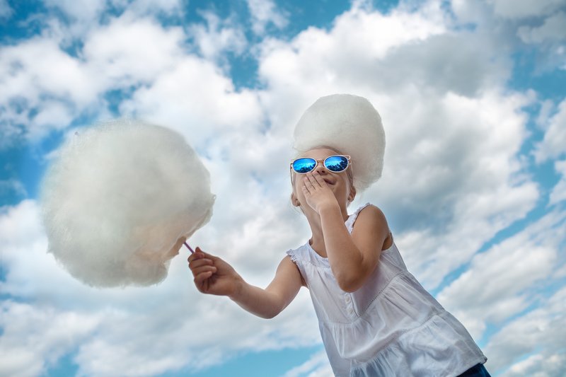 ребенок, сахарная вата, облака, портрет, дети, небо, очки, юмор, детство, гламур, бело-голубое Вкус облаковphoto preview