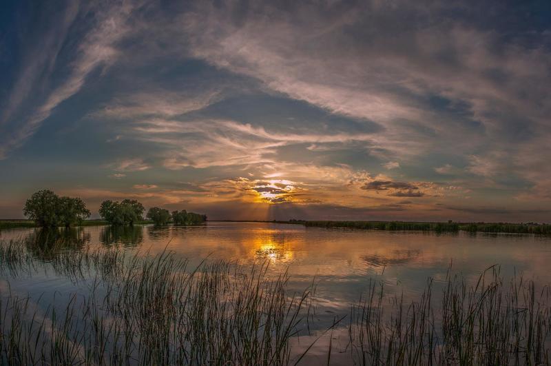 фото сделано на протоке у с.камышово астраханской обл ОБЛАКА В РЕКЕphoto preview