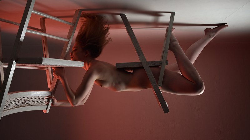 девушка Девушка и два стула ...photo preview