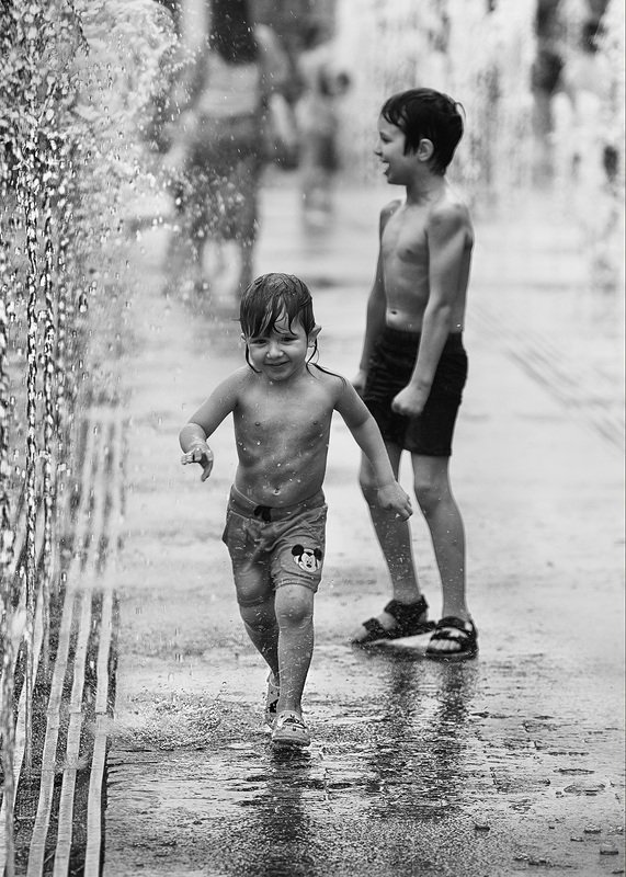 дети, чб фото, жанровый уличный детский портрет, фонтаны, эмоции Фонтанное настроениеphoto preview