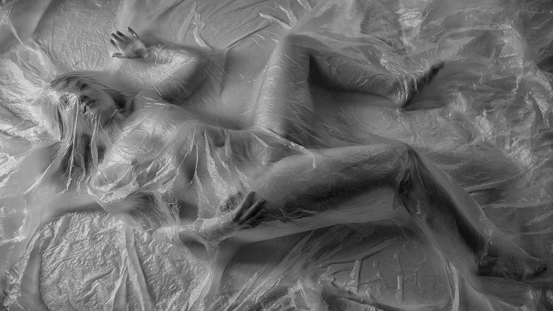 девушка Девушка под плёнкойphoto preview