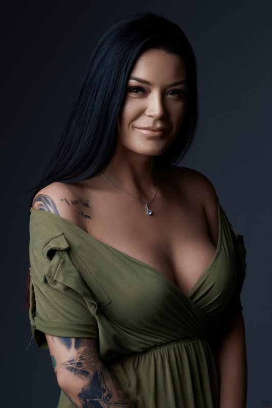 portrait, dress, smile, studio, studio light, brunette, tattoo, eyes, colors, brownish, woman Portraitphoto preview