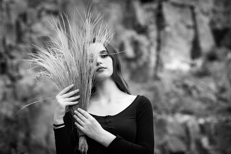 Девушка с букетом ковыляphoto preview