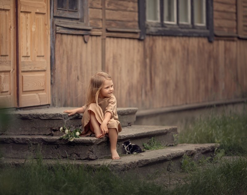 С котенком на крылечкеphoto preview