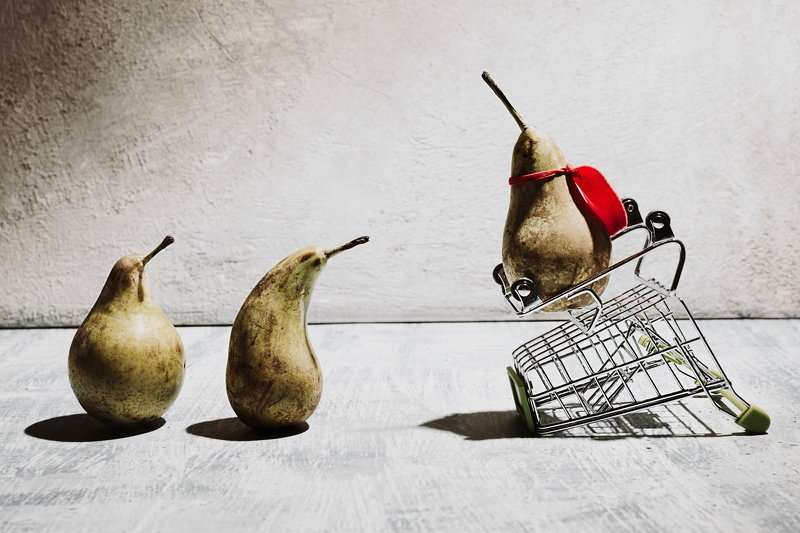 концепт, продажи, торговля, креатив, груша, натюрморт, лидер, фотография Продавец месяцаphoto preview