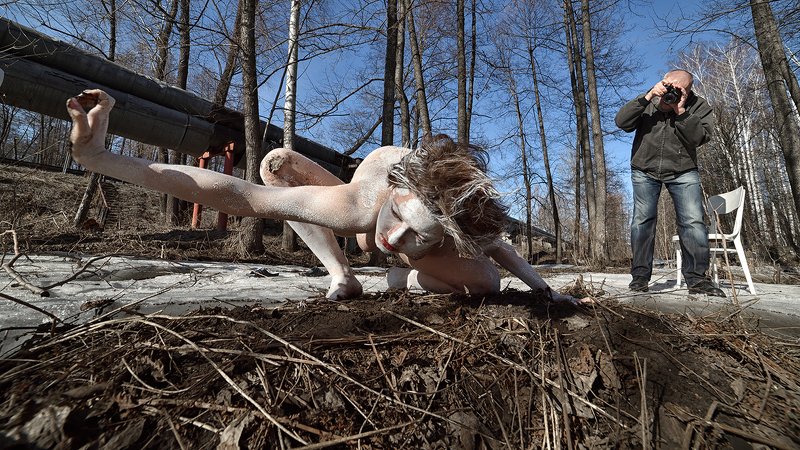 девушка Смелая девушка на пленэре с фотографом ...photo preview