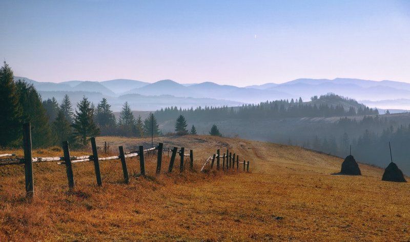 карпаты, осень, утро, забор, нло ...Про забор и НЛО... фото превью