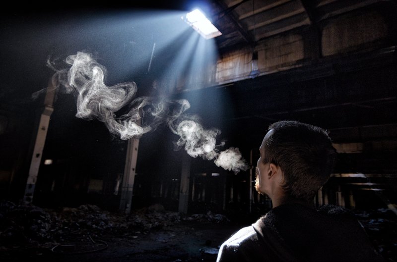 свет, чернобыль, заброшка, завод, припять, лучи, человек, дым, темнота, путь К светуphoto preview