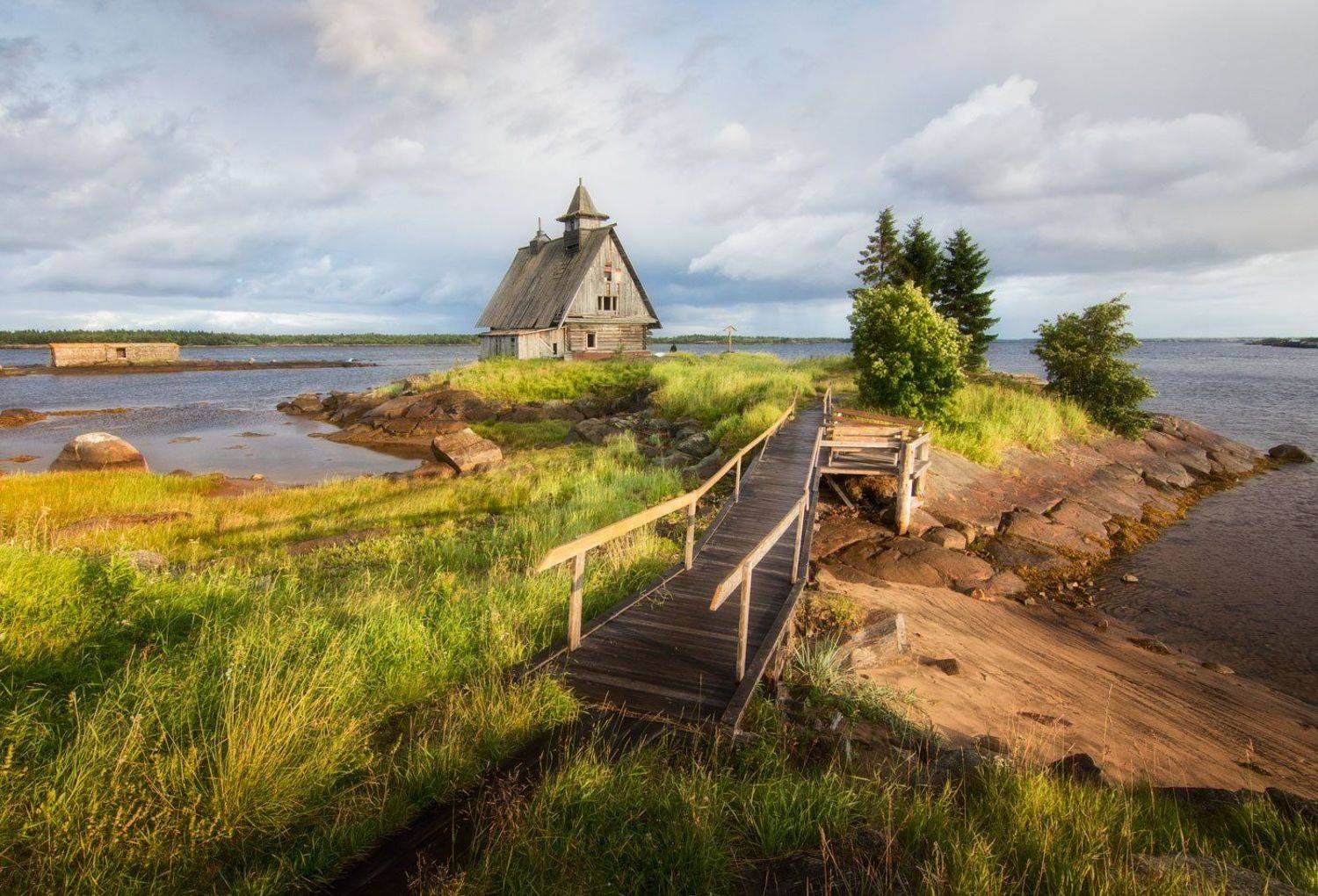 На берегу Белого моря.. Автор: Анатолий Салтыков карелия,берег,море,строения,вечерний свет., Анатолий Салтыков