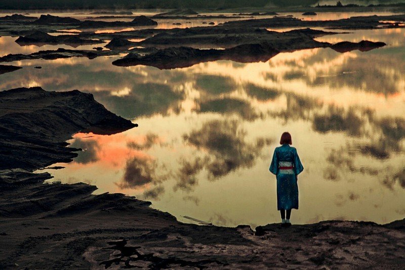 рассвет пейзаж природа девушка вода озеро барханы Новый деньphoto preview