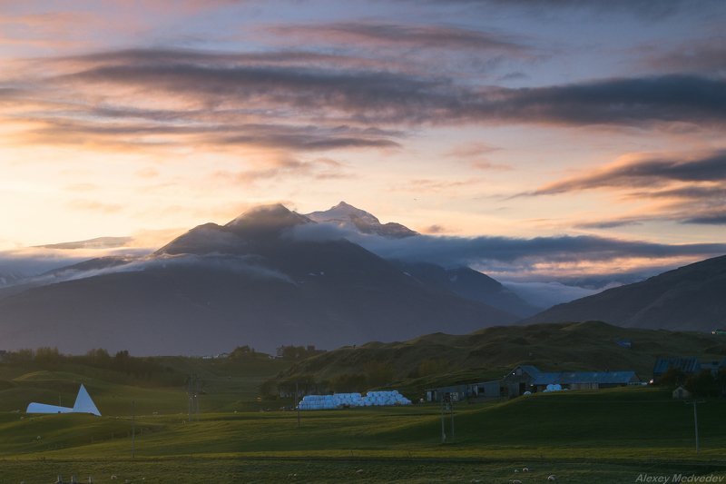 горы, Исландия, поля, ферма, ватнайокудль, грасгилья, грасгильятинтур, grasgiljatindur, Bjarnanes, Austurland, Ísland Тихая фермерская жизньphoto preview