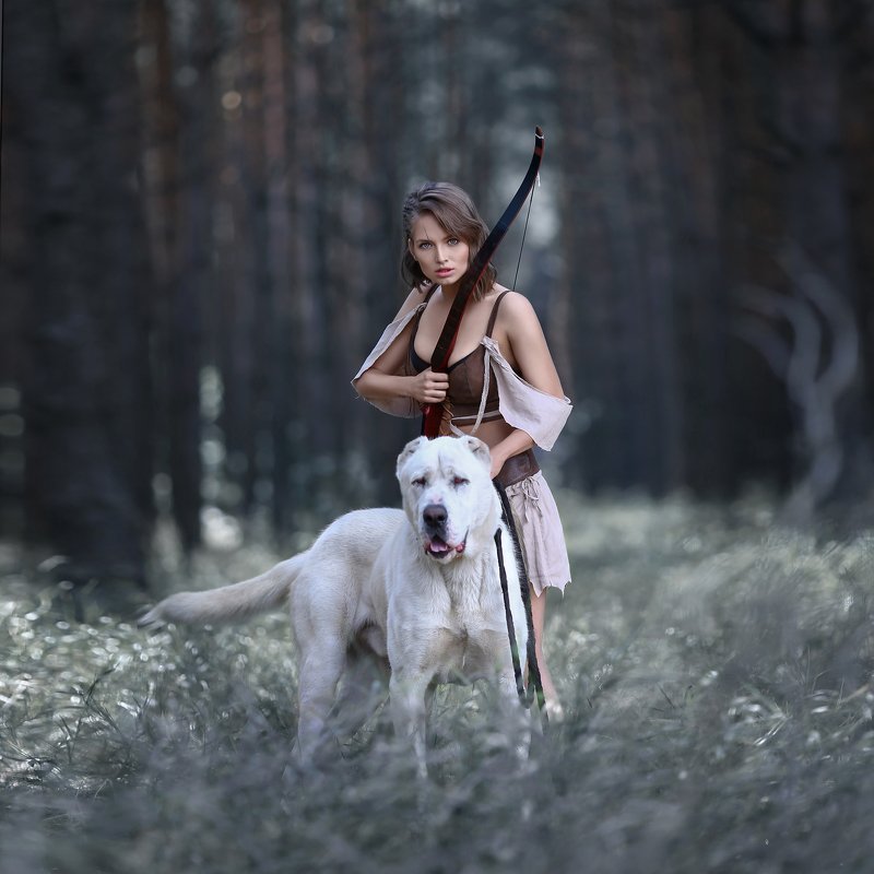 амазонка, алабай, белый алабай, лук, стрельба из лука, охотница, стреляет из лука, сосновый лес Амазонка / Amazonphoto preview