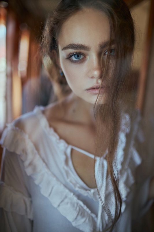 portrait, портрет, girl, brunette, portraiture, indoor, девушка, молодость,июль, ламповый, retouch, ретушь, цвет, stereo, поезд Annaphoto preview