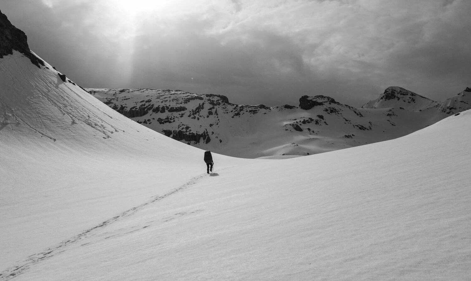 По дуге перевала. Автор: Елена Шевченко Горы, снег, перевал чб, Елена Шевченко