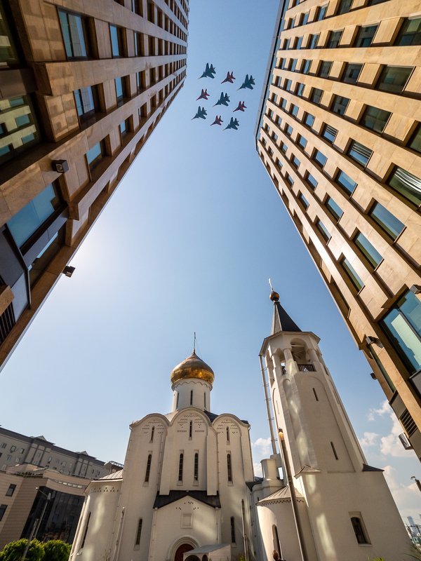 парад, 9 мая, самолет, стрижи. русские витязи, кубинский бриллиант, горо, здания, церковь, москва Небесная геометрияphoto preview