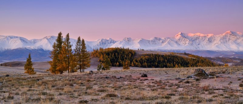 На рассвете розовеют горыphoto preview