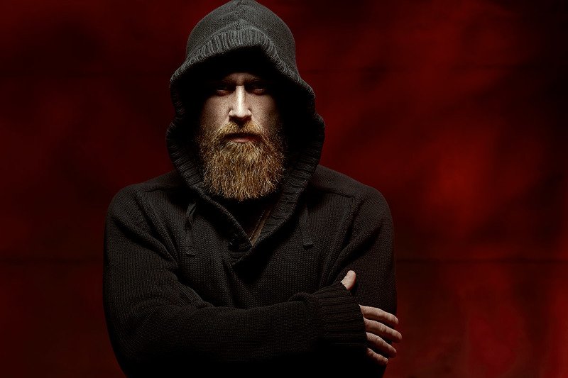 капюшон, красный фон, брутальный, мужчина, борода Брутphoto preview