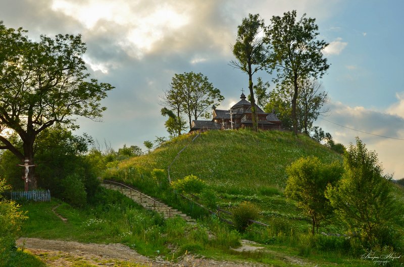 карпаты, с. ясиня, лето, церковь вознесения господня (струковская) Видишь там, на горе, возвышается крест...photo preview