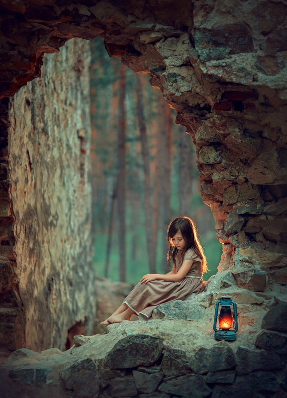 девочка, вечер, свет, лампа, замок, десткая фотосессия, детский фотограф photo preview