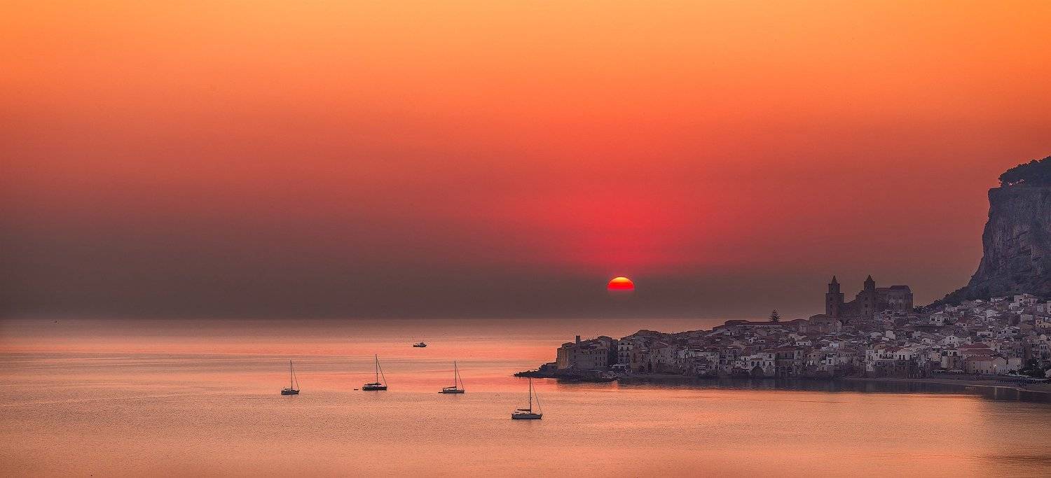 Cefalú sunrise. Автор: Adrian Misiak cefalú, sicily, italy, town,sunrise, yacht, sun, morning, island, sea, , Adrian Misiak