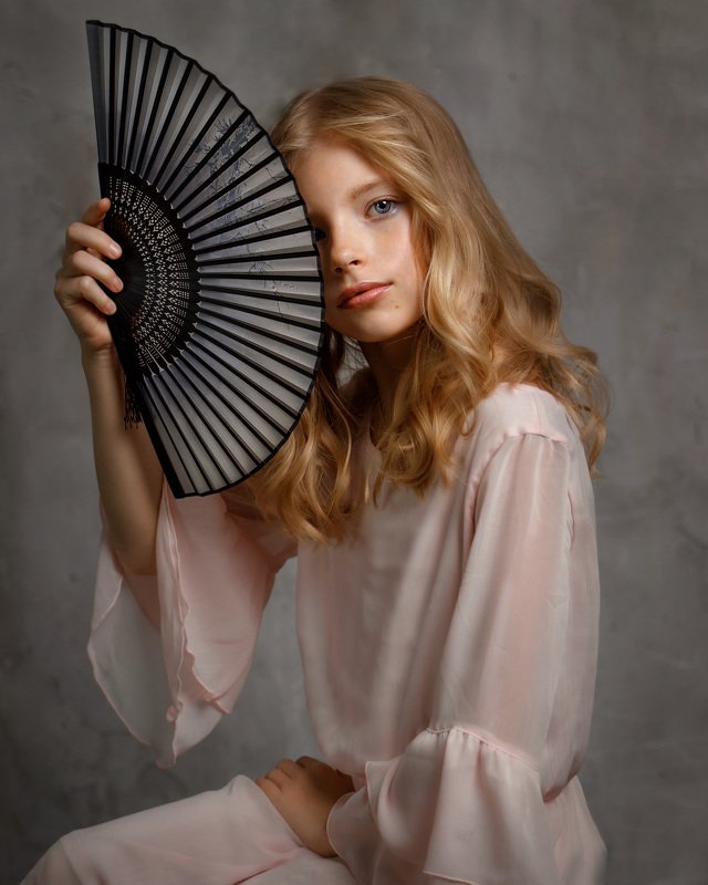 Портрет с вееромphoto preview