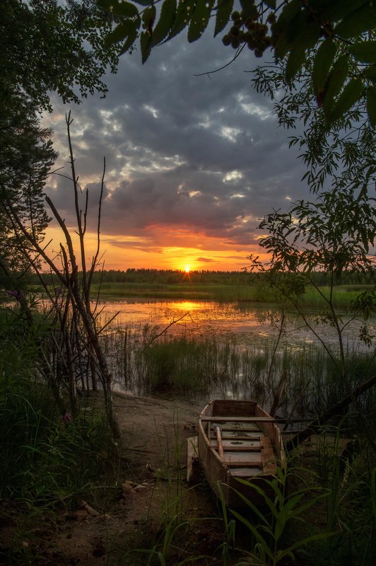 Закат озеро лодка Вечер на берегу фото превью