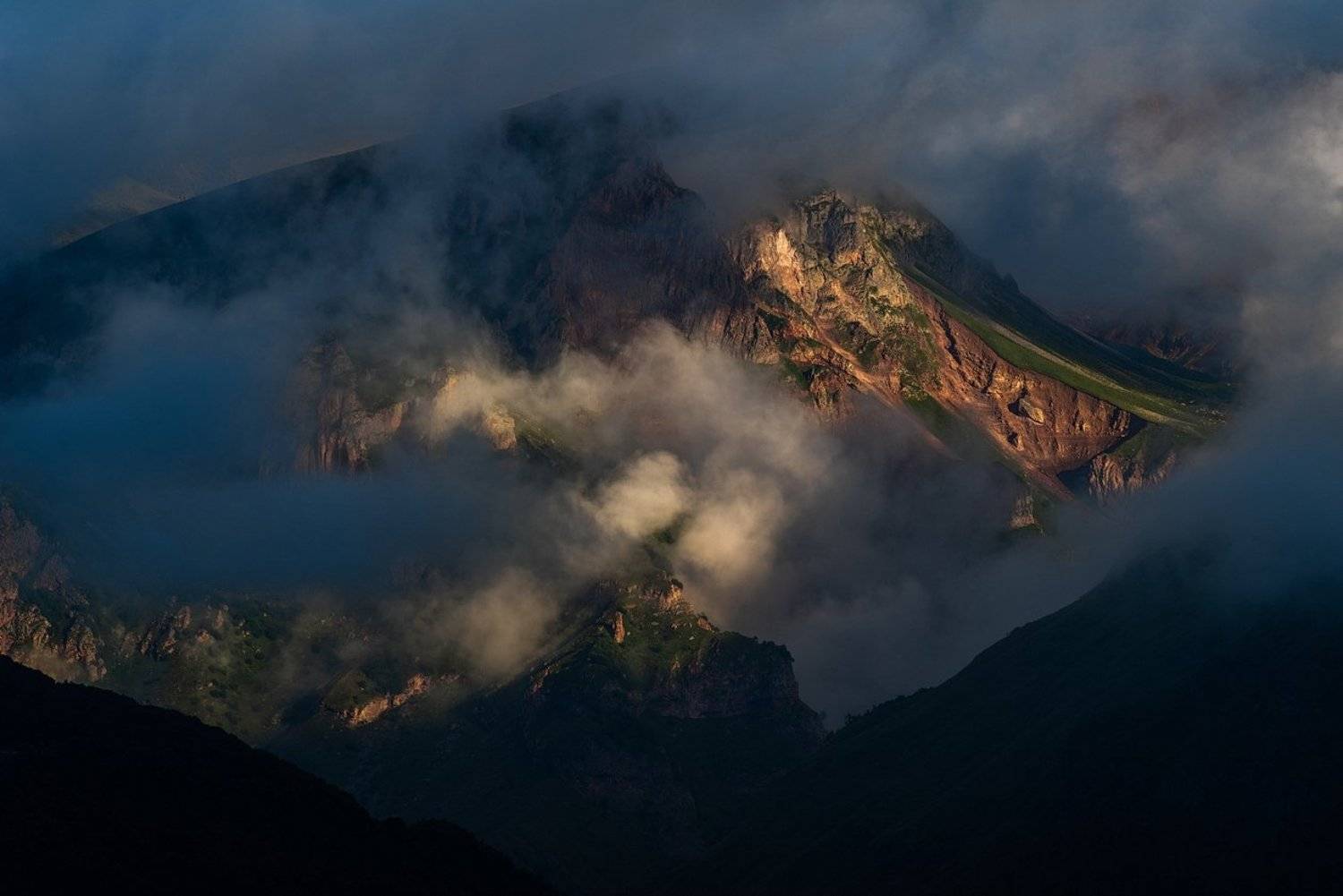 КАЗБЕГИ, ГРУЗИЯ. Автор: Арсен Алабердов гора, рассвет, небо, плато, облака, утро, тучи, непогода, солнечный свет, луч, грузия, казбеги, Арсен Алабердов