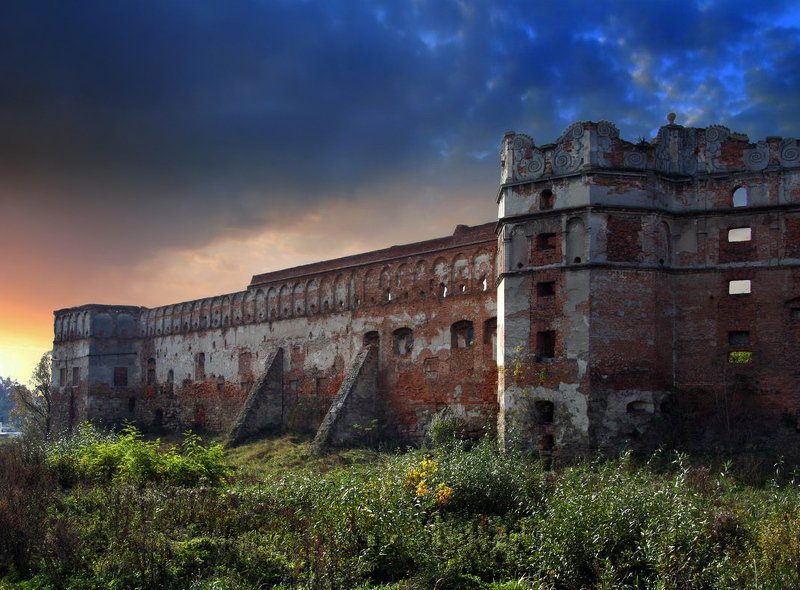 старое село Старо-Сельская фортецiя в лучах закатаphoto preview