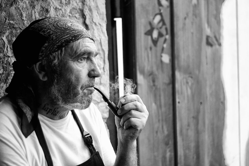 чб люди портрет бармен трубка хозяин бараphoto preview