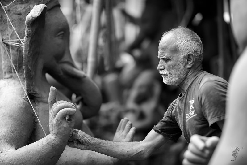 #India #Travel # Monochrome #Male #Candid CRAFTING THE GOD\'S IDOLphoto preview