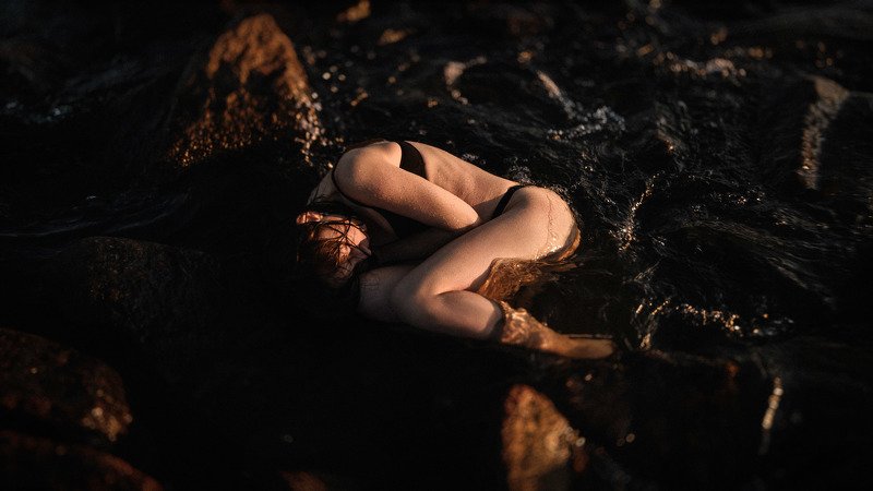 Девушка В чувствах photo preview