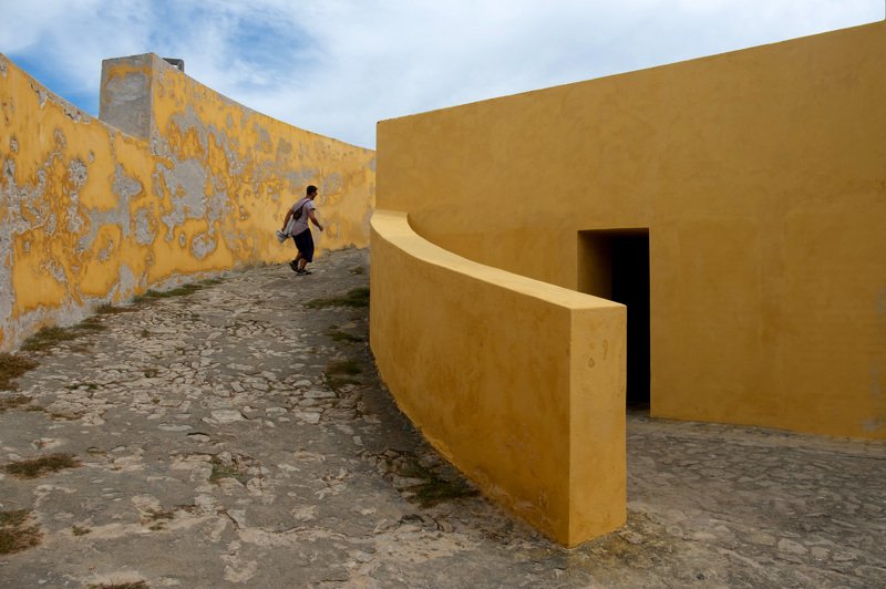 Желтая стенаphoto preview