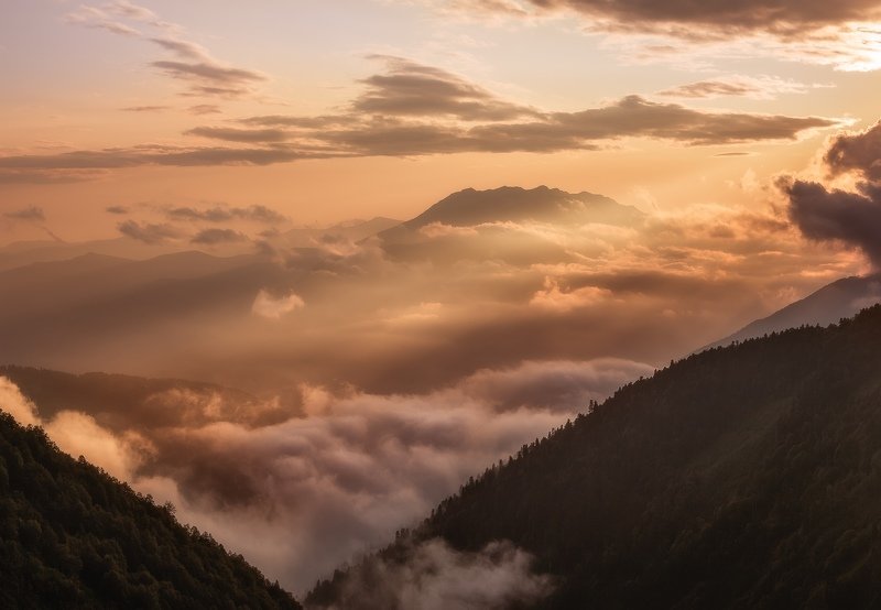 сочи, красная поляна, закат, пейзаж, облака, лето, бзерпинский карниз, солнце, горы, заря Мягкие волны закатных облаковphoto preview