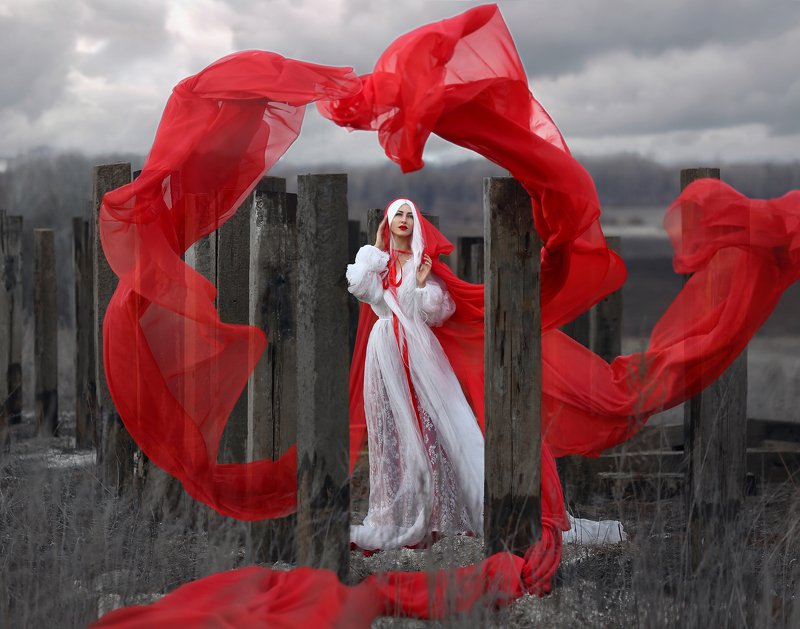 barren, бесплодие, красная ткань, летящая ткань, голая земля, белые волосы, хмурое небо, арт, сказка Бесплодие / Barrenphoto preview