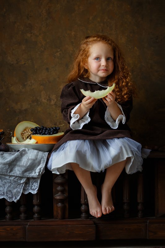 Девочка с дынейphoto preview