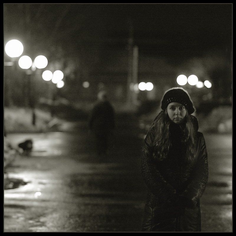 девушка, фонарь, ночь, улица в черномphoto preview