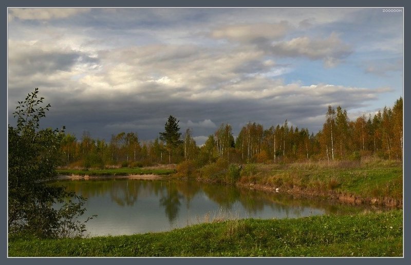 осень пруд рыбак Рыбалка на пруду перед грозойphoto preview