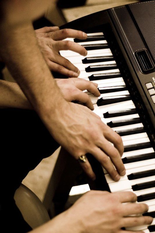 клавиши руки В четыре рукиphoto preview