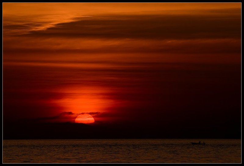 закат,солнце,небо,силуэт,лодка,красное,чёрное Огоньphoto preview
