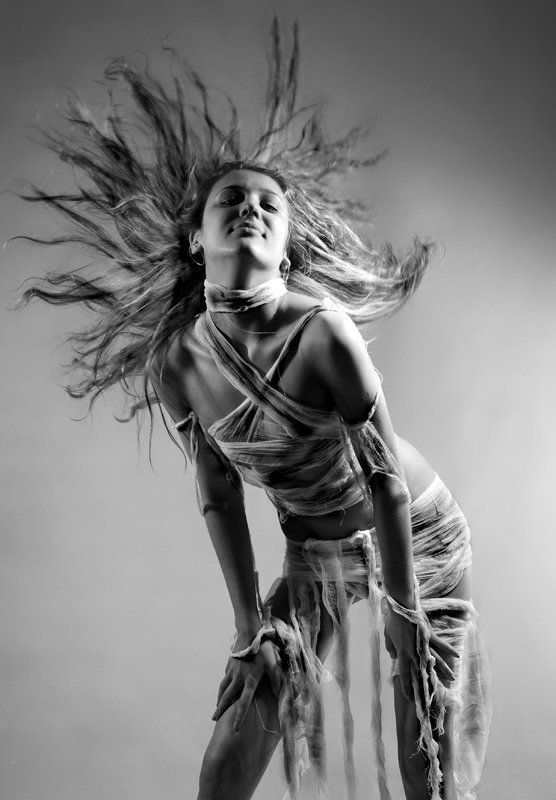 девушка в бинтах,мумия,портрет,девушка,ветер,волосы,татаринцев С ветром пришедшаяphoto preview