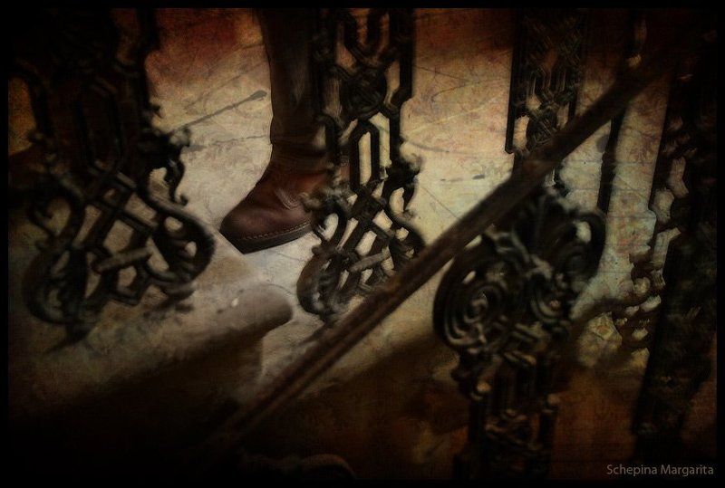 парадная сепия лестница ступени узор Шагphoto preview