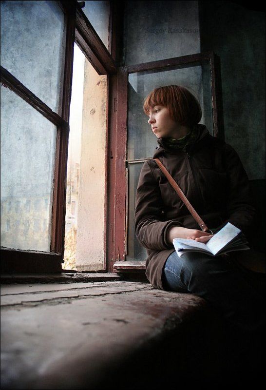 окно, подоконник, петербург, девушка падая в мыслях..photo preview