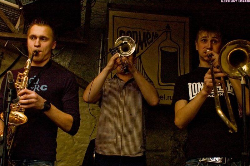 private radio, photo, vermel Духовая секцияphoto preview