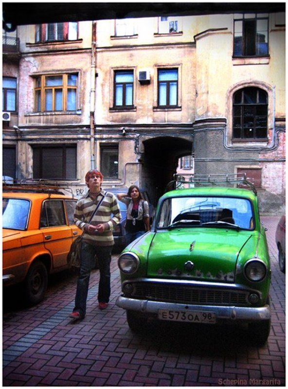 двор, машины, люди В поискеphoto preview