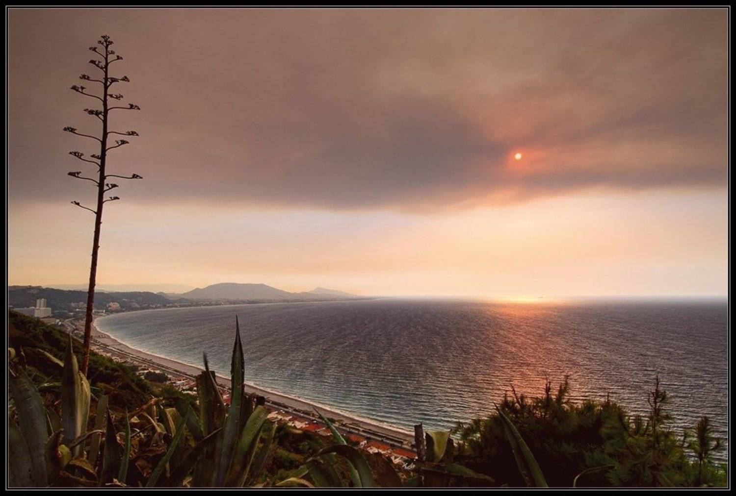 Бурая мгла. Автор: Александр Константинов бурая мгла, Греция, закат, родос, солнце, Александр Константинов