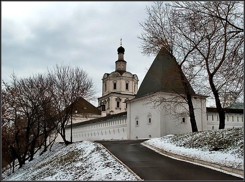 монастырь, весна, дорога Угол Андроньевского монастыря фото превью