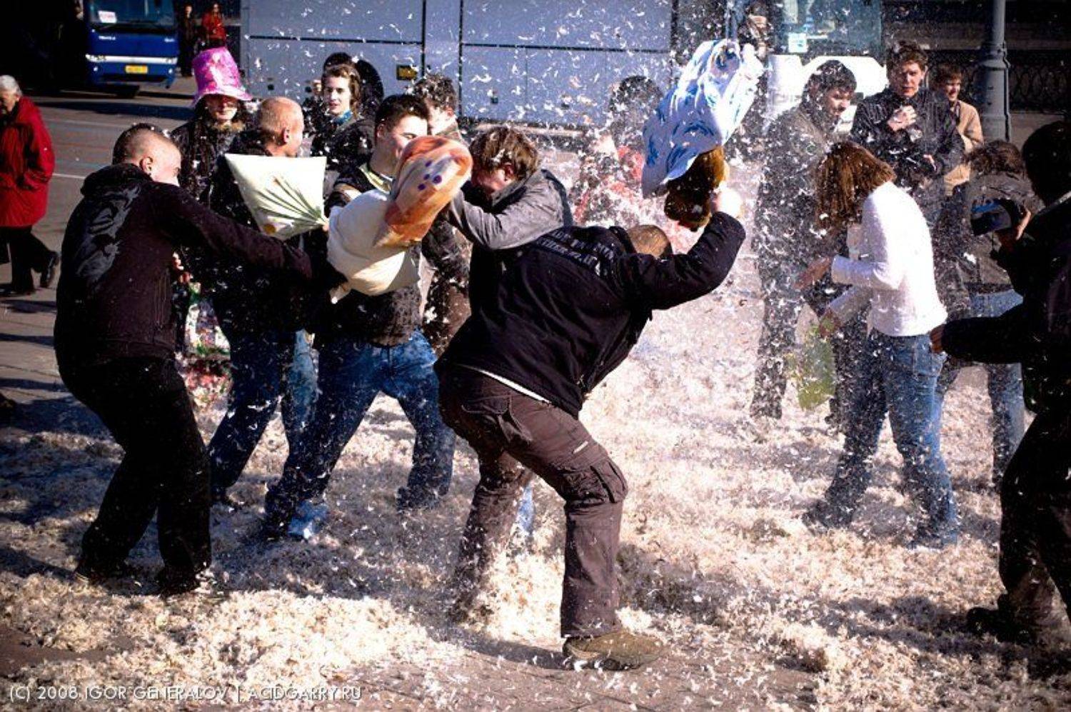 подушка бой флэшмоб пух перья, Igor Generalov